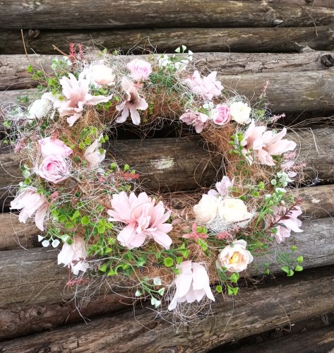 Wiosenny wianek na drzwi