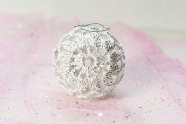 Biała bombka 6cm