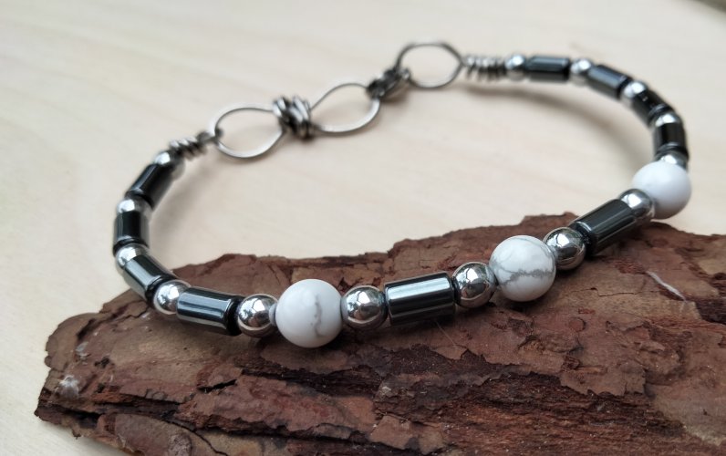 Bransoletka z hematytem i howlitem