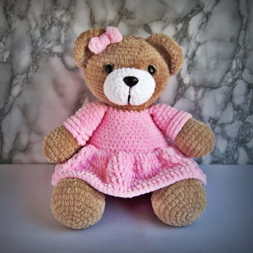 Szydełkowy miś w różowej sukience