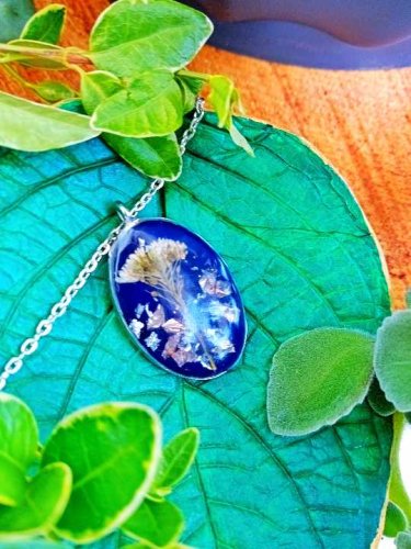 Wyjątkowy Wisiorek z Żywicy z Suszoną Przytulią - Handmade