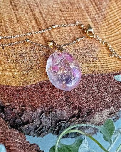 Unikatowy Wisiorek z Żywicy z Różową Gipsówką i Złotymi Drobinkami