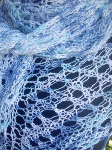 Chusta w błękitach letniego nieba