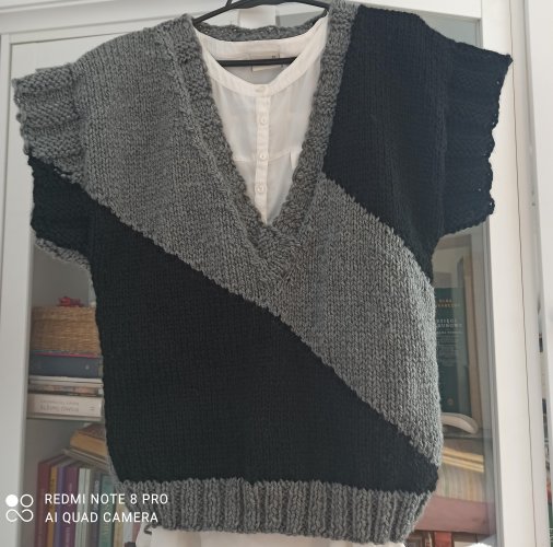 Pulower, kamizelka w szarości i czerni