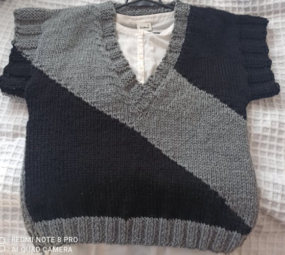 Pulower, kamizelka w szarości i czerni