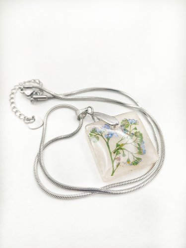 Delikatny naszyjnik z niezapominajką