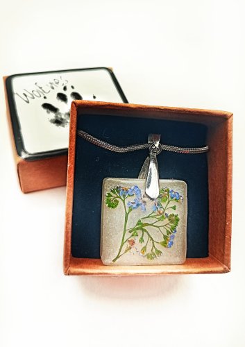 Delikatny naszyjnik z niezapominajką