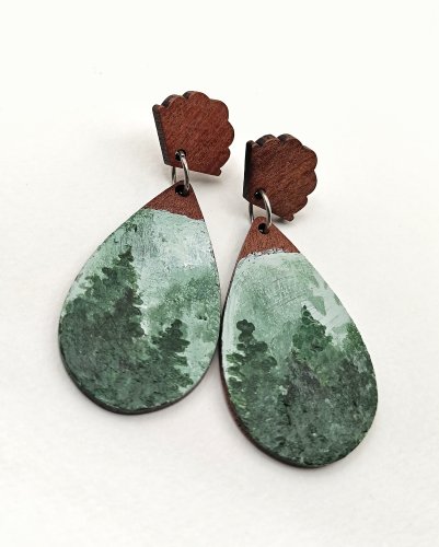 Eleganckie Drewniane Kolczyki z Ręcznie Malowanym Motywem Lasu we Mgle