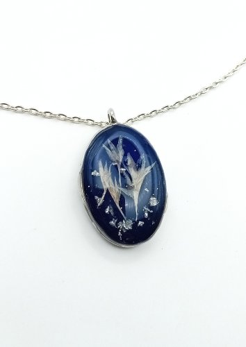 Ręcznie Wykonany Wisiorek z Chabrem w Granacie – Subtelna Elegancja Natury