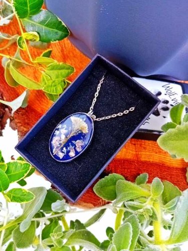 Wyjątkowy Wisiorek z Żywicy z Suszoną Przytulią - Handmade