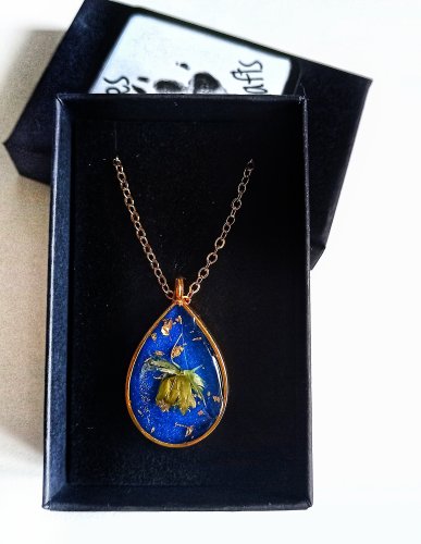 Wisiorek z Suszonym Polnym Kwiatem