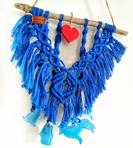 Ręcznie robiona pamiątka po piesku – ozdoba ścienna z makramy i zawieszkami z gliny