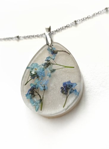 Wisiorek z żywicy z niezapominajkami | Kropla | Handmade