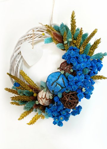 Letni wianek z polnych roślin – naturalna dekoracja z sercem