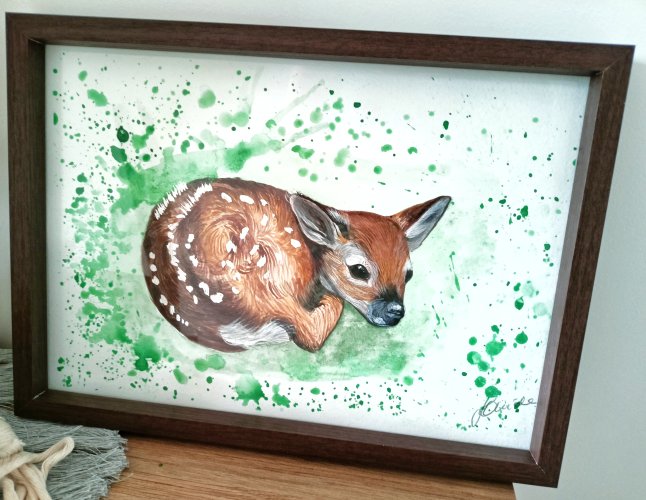 Obraz akwarela – Mała Sarenka (A4) w ramce z ciemnego drewna