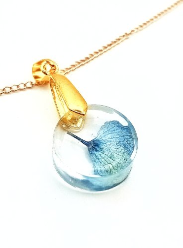 Ręcznie wykonany wisiorek z żywicy z zatopioną hortensją