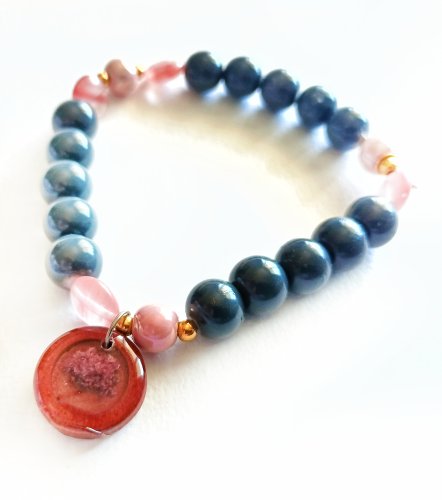 Bransoletka handmade z kwarcem różowym, porcelaną i kwiatem w żywicy