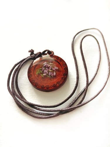 Na sprzedaż: Naszyjnik medalion z wrzosem w żywicy – dla współczesnej Słowianki