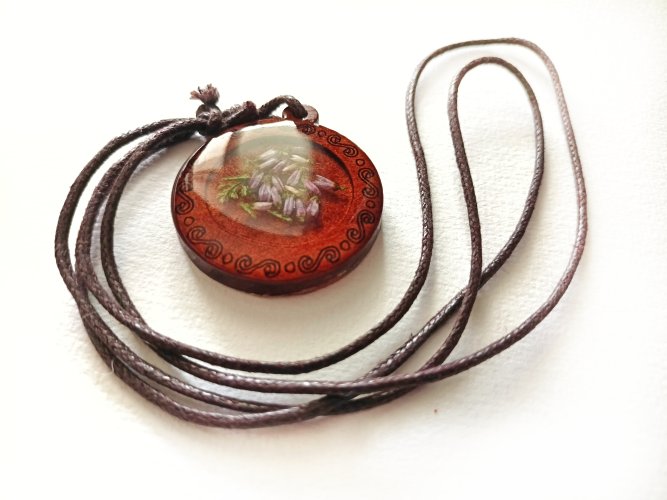 Na sprzedaż: Naszyjnik medalion z wrzosem w żywicy – dla współczesnej Słowianki