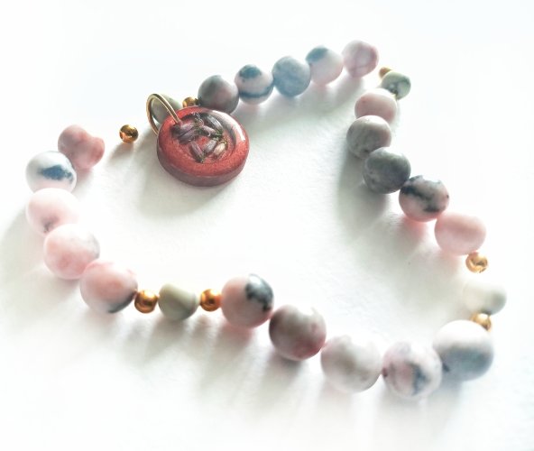 Bransoletka handmade z howlitem, jaspisem różowym i wrzosem w żywicy