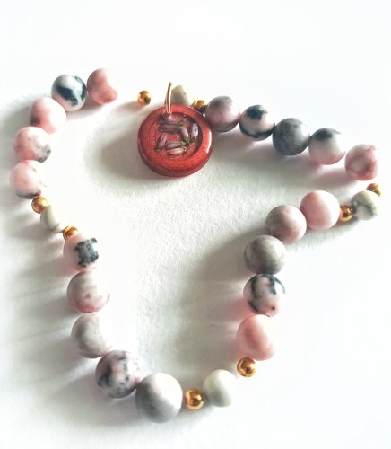 Bransoletka handmade z howlitem, jaspisem różowym i wrzosem w żywicy