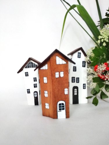 Małe krzywe domki - dekoracja przyciągająca wzrok.