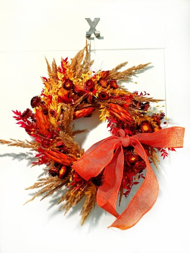 Jesienny wieniec z suszonych i stabilizowanych roślin
