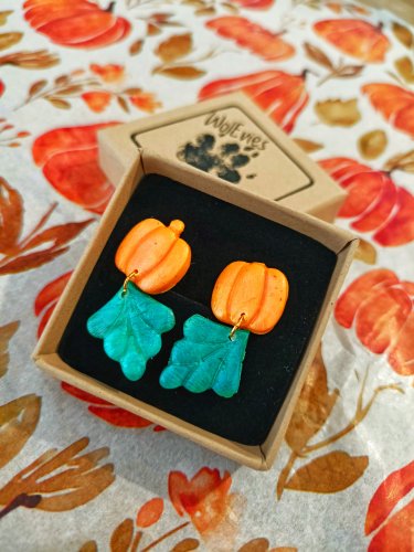 Jesienne kolczyki sztyfty handmade – dynie z listkami