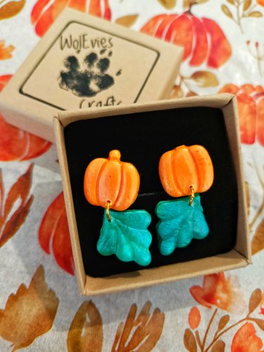 Jesienne kolczyki sztyfty handmade – dynie z listkami