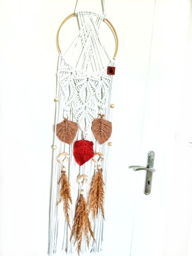 ŁAPACZ SNÓW makramowy BOHO – biały z elementami w kolorze dzikiej róży i beżu