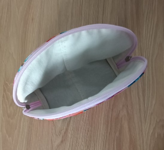 Kolorowa kosmetyczka z motywem kwiatów i dyni