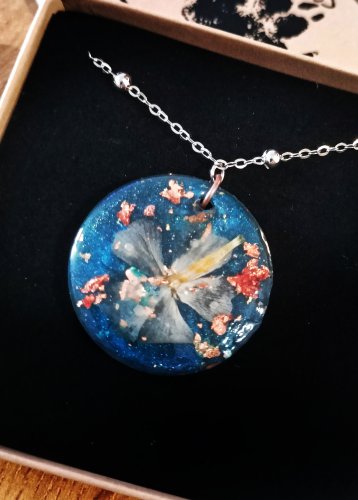 Duży wisiorek handmade z prawdziwym białym kwiatem – elegancja inspirowana naturą