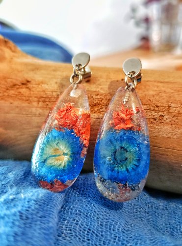 Kolczyki handmade – krople z niebieską kocanką w żywicy