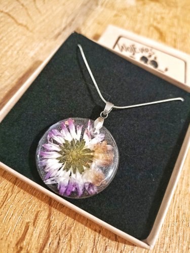 Naszyjnik handmade ze stokrotką – naturalna elegancja w żywicy Resin Pro