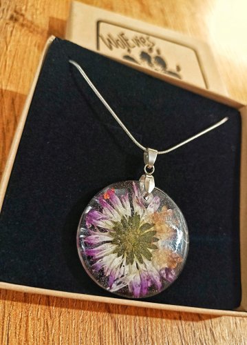 Naszyjnik handmade ze stokrotką – naturalna elegancja w żywicy Resin Pro