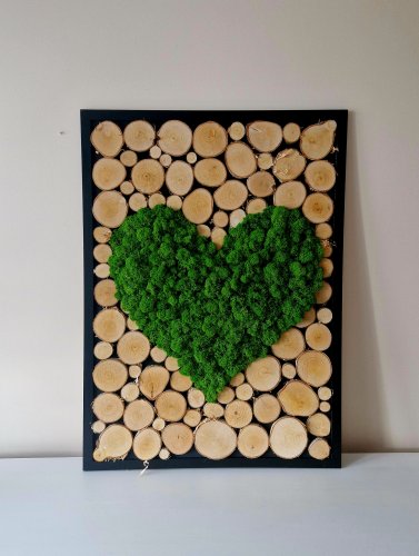 Serce z mchu na plastrach drewna 60x80