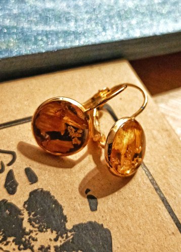Kolczyki z suszonym słonecznikiem w żywicy – pozłacana stal nierdzewna | Biżuteria handmade | Idealne na prezent
