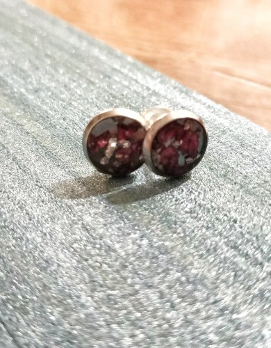 Drobne kolczyki sztyfty z prawdziwą piwonią