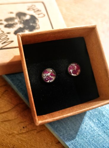 Drobne kolczyki sztyfty z prawdziwą piwonią