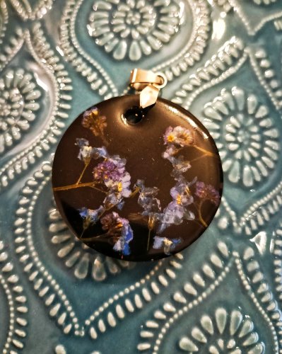 Wisiorek z niezapominajkami w żywicy – czarna zawieszka handmade | biżuteria z prawdziwymi kwiatami | prezent dla kobiety