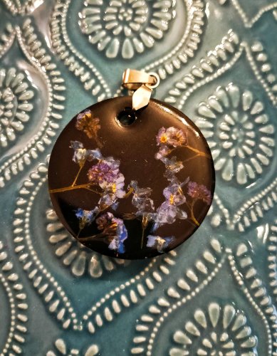 Wisiorek z niezapominajkami w żywicy – czarna zawieszka handmade | biżuteria z prawdziwymi kwiatami | prezent dla kobiety