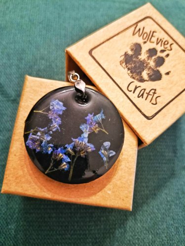 Wisiorek z prawdziwymi niezapominajkami w żywicy – czarna zawieszka handmade | unikatowa biżuteria z kwiatami | prezent dla kobiety