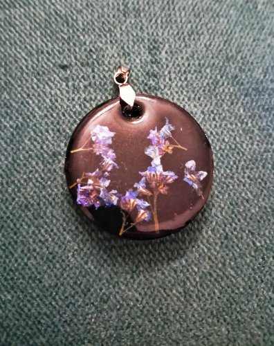 Wisiorek z prawdziwymi niezapominajkami w żywicy – czarna zawieszka handmade | unikatowa biżuteria z kwiatami | prezent dla kobiety