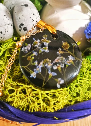 Naszyjnik z niezapominajkami w żywicy – pozłacany łańcuszek ze stali nierdzewnej | biżuteria z prawdziwymi kwiatami | prezent dla kobiety