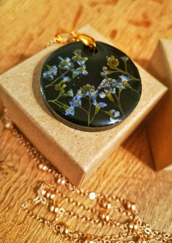 Naszyjnik z niezapominajkami w żywicy – pozłacany łańcuszek ze stali nierdzewnej | biżuteria z prawdziwymi kwiatami | prezent dla kobiety