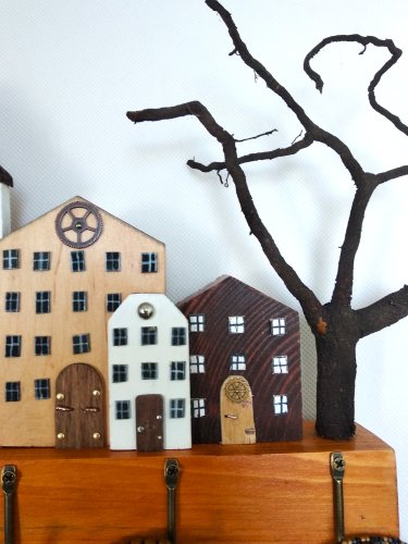 Wieszak na klucze lub biżuterię „Ulica Pogodna”.