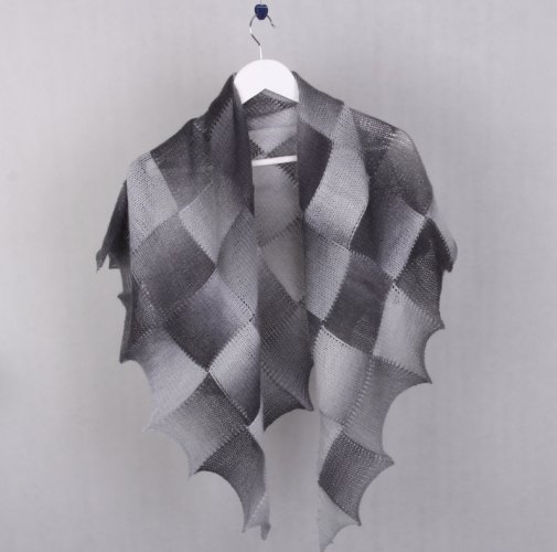 Wiosenna chusta w szarościach