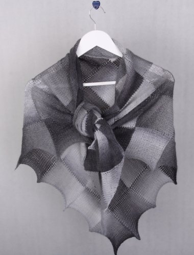 Wiosenna chusta w szarościach