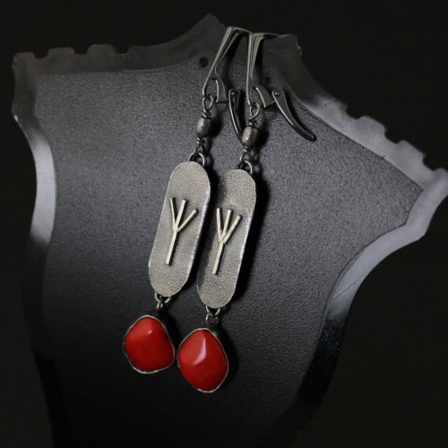Kolczyki Algiz z czerwonym koralem - srebro oksydowane