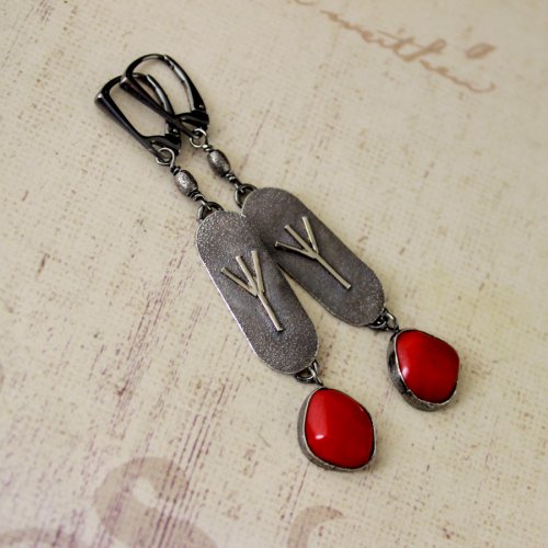 Kolczyki Algiz z czerwonym koralem - srebro oksydowane